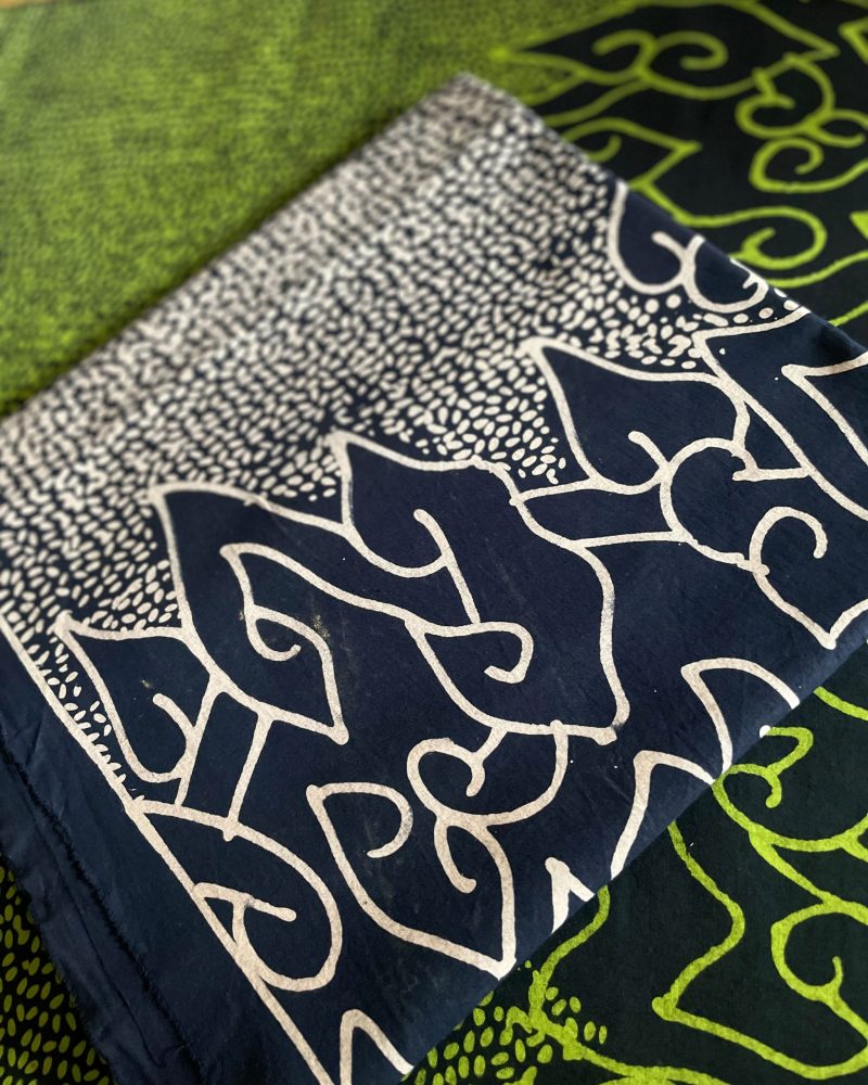 BATIK SALMA Kain Batik Tulis Asli Motif Mega Mendung Dasar Hitam Kombinasi Beras Tumpah