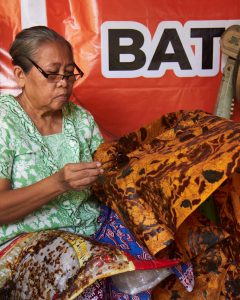 Kontribusi batik dalam industri pariwisata Indonesia